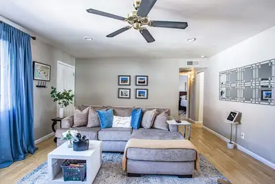 Image de Lovely 2-Bedroom Rental Unit With Indoor Fireplace