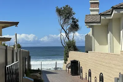 Image de Cheerful and Remodeled 3-bedroom beach cottage, Steps to beach. Sleeps 9!