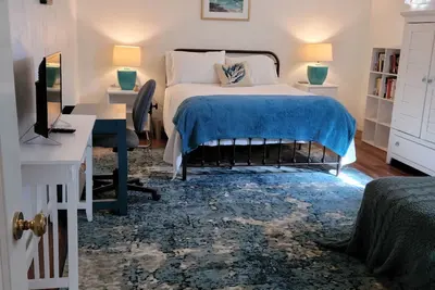 Image de Beautifully furnished, spacious, comfortable. 1 block to campus.