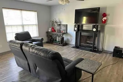 Image de 2 Bedroom House master suite w/ private bathroom\n