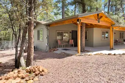 Image de Green Elk Retreat Cabin, Cozy Cabin - large side yard with wildlife