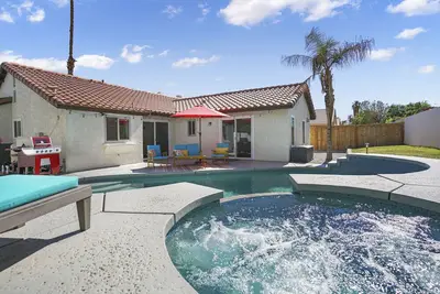Amazing Pool and Hot Tub w/ King Suite in 3br Home