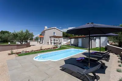 Image de Villa avec piscine et jardin