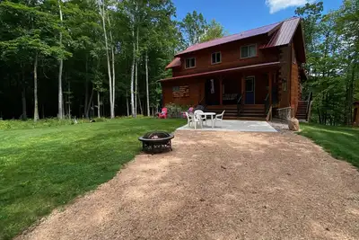 Image de Family log home nestled in the woods just minutes from trails.