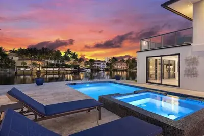 Image de New Modern Mansion on Water w/ Dock/Billiards