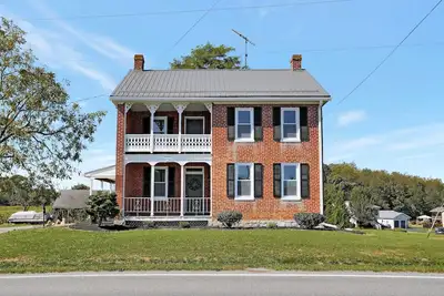 Image de Warm Spring Farmhouse, Old Charm with Modern Updates in Historic Chambersburg