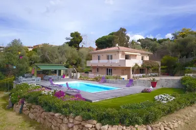 Image de Villa abritée au calme, adossée au maquis, 500m de la plage, vue mer et montagne