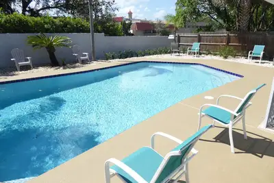 Image de Orlando Area 4br 2 Master Bedrooms 3b Pool Disney Universal Family pet friendly!