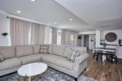 Image de Stylish basement/apartment ideal for long stays