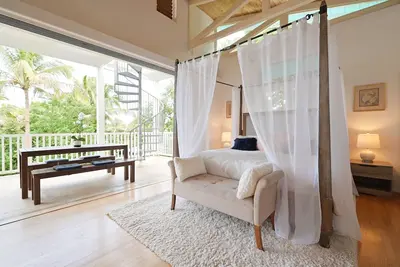 Image de Secluded Jungle Penthouse with Rooftop Observation Deck