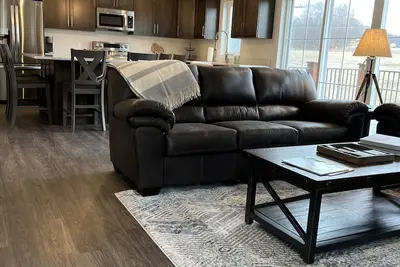 Image de Beautiful, newly built 3rd floor Townhouse in historic Elkhart Lake, Wi.