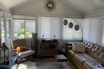 Image de Cozy, remodeled 1940’s lake cottage on Long Lake in Ionia County