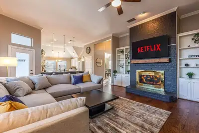 Image de Dream Getaway ☾ Luxe Casa w\/ Pool + Patio Fire Pit