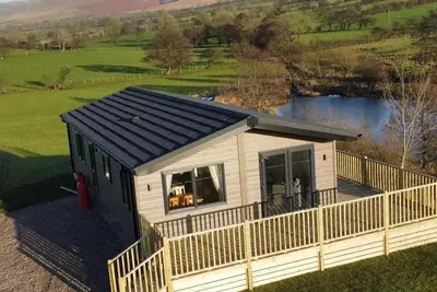 Image de **May/June discounts available in Luxury 3 bedroom, pet-friendly lodge. **
