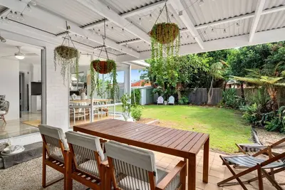 Image de White Sandy Cottage - Stroll right to the water's edge from this beautiful and private holiday home.