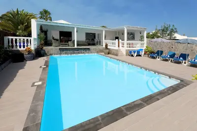 Image de 5 Bedrooms, 4 bathrooms, sleeps 12 persons, heated Pool, Free Wifi & A/C