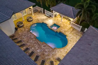 Image de 7000sf Mansion/Gameroom/Theater/Heated Pool