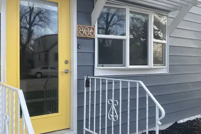 Image de Fun MidMod home remodeled with private back yard.