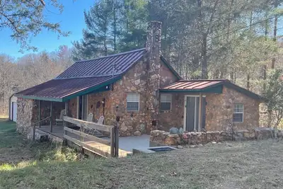 Image de Beautiful mountain rock cabin with 47 acres of private walking trails to enjoy