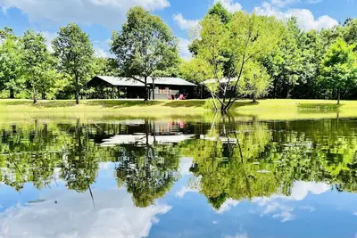Image de Cozy cabin w/ private pond & firepit. 3 miles to lake & 12 to Crater of Diamonds
