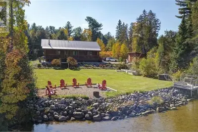 Image de Family Oriented waterfront Log Cabin with hot tub