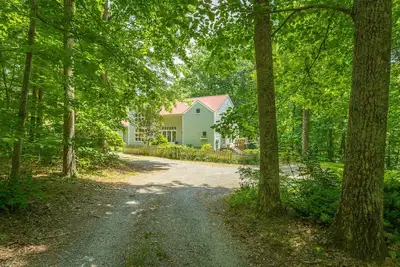 Image de Secluded 18 Acre Farmhouse 5 miles to Rock City