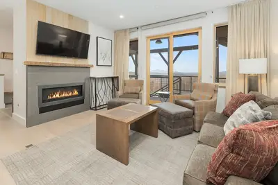 Image de Mountainside Luxury 2-Level Condo at Okemo. Ski-In/Out.