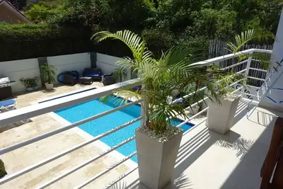 Image de A downtown one bedroom condo with 1. 5 bathrooms