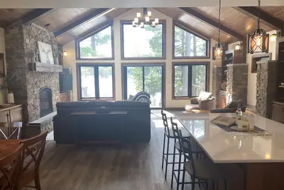Image de New ~ Lakefront Home for the Entire Family