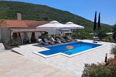 Image de Holiday house Daisy with heated pool, villa only for you.
