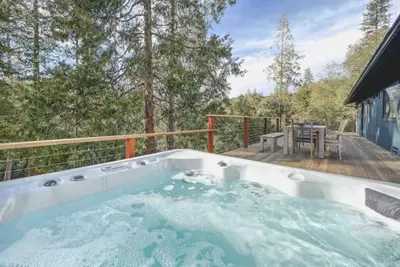 Image de Recently remodeled spacious cabin in a serene forest setting