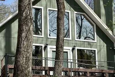 Image de **Rustic River Front Cabin** Private Fishing Dock Near Greers Ferry Lake