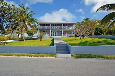 Image de Harbour House - Dock Included! Brand New Interior! Beautiful Beach nearby.