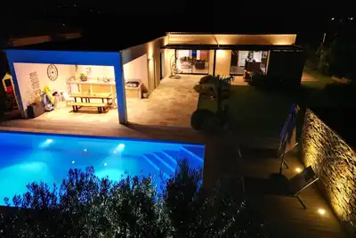 Image de Superbe villa neuve-Piscine privée chauffée -proche rivière et plage-8 personnes