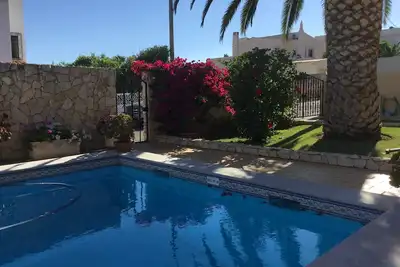 Image de 2 Chambres dans villa avec piscine, 4 personnes
