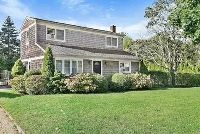 Image de Classic Southampton Village Home with Pool