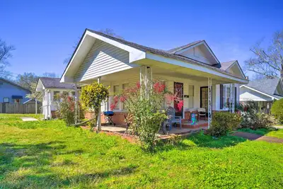 Image de Cozy Corinth Escape ~ Half-Mi to Shop & Dine!