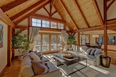 Image de Upscale luxury 5 Bedroom Sunapee retreat 3 min from Lake and Mountain + Jacuzzi