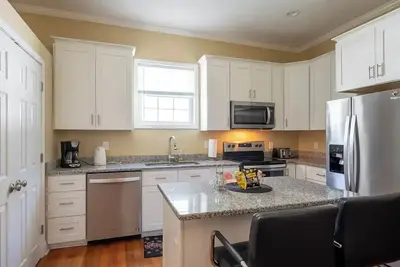 Image de Modern 3-bedroom house, Tv each room, big fence yard, Pet stay free, Lighted Deck