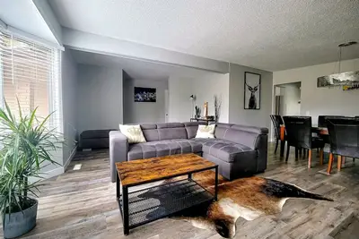 Image de Great location/ King bed/fast wifi/65'' tv/Disney+