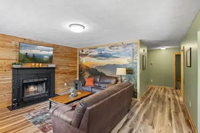 Image de Pigeon Forge Cabin Near Dollywood w/ Fire Pit, Hot Tub & Pool Access!