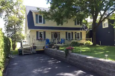 Image de Big Yellow House on Lake Couchiching in S. Muskoka & Orillia