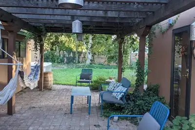Image de The Oasis: Guesthouse w/ Lush Shared Yard & Great Location!