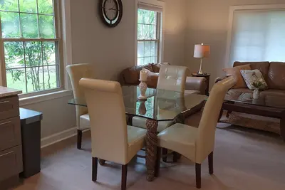 Image de B-Charleston Gem- 4 miles to Downtown Charleston and Close To All Areas!