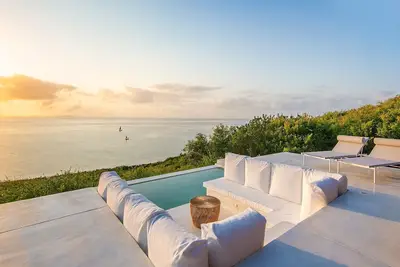 Image de Overlooking Ocean Private Beach House