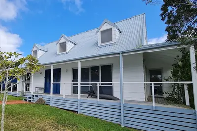 Image de Spacious Family Home with deck & garden. Short walk to the beach.