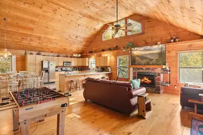 Image de Luxury Spacious Secluded Cabin HotTub  4 Bedrooms 3-Story Sleep 12