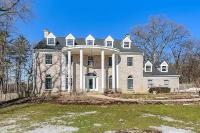 Image de Romantic House In Stunning Neighborhood