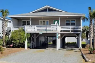 Image de Beautiful 4br/3ba Beach Cottage Steps Away From Beach Access.