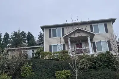 Image de By UofO, Autzen, Hayward, Campus. Quiet big beautiful 2 story family home 4 beds